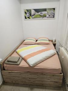 Postel nebo postele na pokoji v ubytování Immostrasbourg - hébergements de tourisme classés proche centre et Conseil d'Europe + 37 fotografií