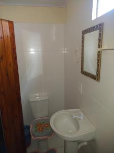 um banheiro branco com um vaso sanitário e um espelho em Pousada Lua Mar Arraial d'Ajuda em Arraial d'Ajuda mais 21 fotografias