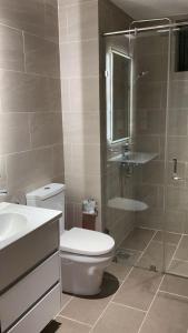 Un baño con inodoro, lavabo y ducha. en Super luxury apartment with stunning views in Tri-Zen Colombo 2, en Colombo