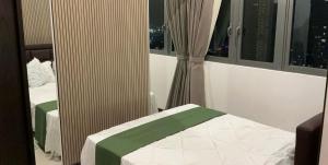 Un dormitorio con una cama y un espejo con ventana. en Super luxury apartment with stunning views in Tri-Zen Colombo 2, en Colombo 6 fotos más