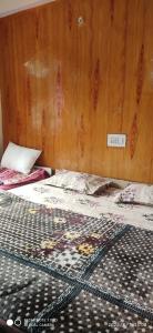 Ένα ή περισσότερα κρεβάτια σε δωμάτιο στο Kailash Guest House