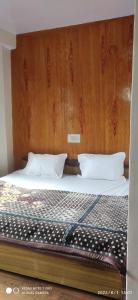 Ένα ή περισσότερα κρεβάτια σε δωμάτιο στο Kailash Guest House