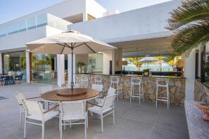 En restaurant eller et andet spisested på Casa dos Corais – Pé na Areia by Carpediem