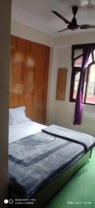 Ένα ή περισσότερα κρεβάτια σε δωμάτιο στο Kailash Guest House +2 φωτογραφίες