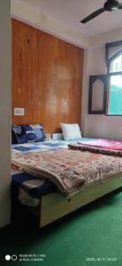 Ένα ή περισσότερα κρεβάτια σε δωμάτιο στο Kailash Guest House