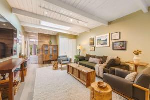 TV/trung tâm giải trí tại Lovely Creekside Wine Country Home in Glen Ellen