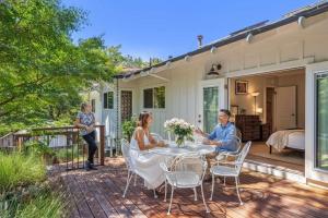 Επισκέπτες που μένουν στο Lovely Creekside Wine Country Home in Glen Ellen