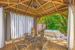 Vườn quanh Lovely Creekside Wine Country Home in Glen Ellen