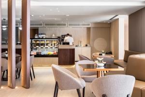 un restaurant avec une table, des chaises et un comptoir dans l'établissement Modern Eilat Escape with Heated Pool, à Eilat