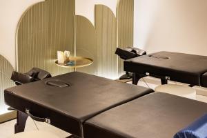 un salon de coiffure avec des chaises noires et une table dans l'établissement Modern Eilat Escape with Heated Pool, à Eilat 31 autres photos