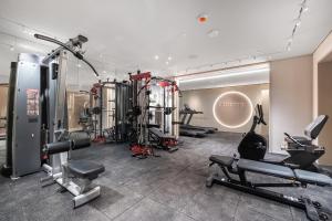 une salle de sport avec plusieurs tapis de course et machines dans l'établissement Modern Eilat Escape with Heated Pool, à Eilat