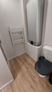 a small room with a refrigerator and a toilet at Appartement MVM Jacuzzi proche Saint-Malo in Plouër-sur-Rance +35 photos