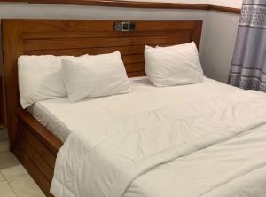 Postel nebo postele na pokoji v ubytování NBS Hotel & Suite + 8 fotografií