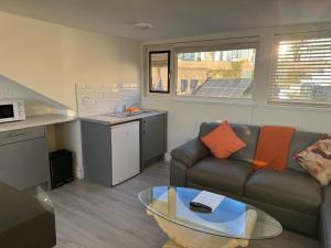 Кухня або міні-кухня у Unit 6 Penthouse Apartment With Harbour & Island Views