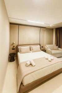 Ένα ή περισσότερα κρεβάτια σε δωμάτιο στο Imperial Suites Vlora