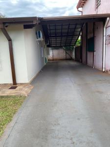 an empty parking lot in front of a building at Acogedora Casa Céntrica in Ciudad del Este