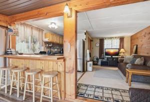 Köök või kööginurk majutusasutuses Pocono cabin with hot tub and private pool at Shawnee Mtn