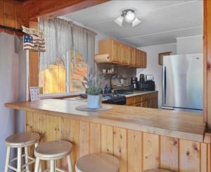 Köök või kööginurk majutusasutuses Pocono cabin with hot tub and private pool at Shawnee Mtn +39 fotot