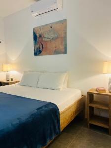 Un pat sau paturi într-o cameră la Peaceful house in nature 5 min drive from beach