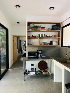 O bucătărie sau chicinetă la Peaceful house in nature 5 min drive from beach