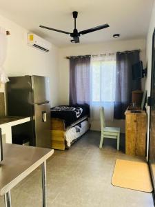 Un televizor și/sau centru de divertisment la Peaceful house in nature 5 min drive from beach