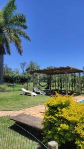 een park met een bank en een tuinhuisje bij Sítio Cachoeira de Minas in Cachoeira de Minas