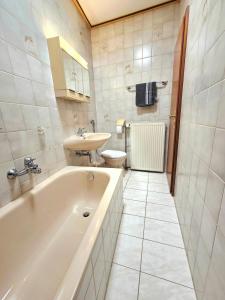 Ένα μπάνιο στο Ferienwohnung an der Altmühl - Apartment Gerda