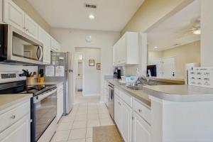 Η κουζίνα ή μικρή κουζίνα στο Creekwood - 400 Cascade Ln Unit# 418