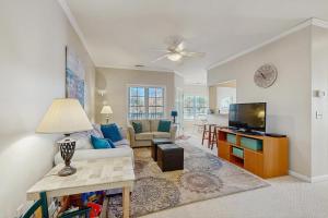 Μια τηλεόραση ή/και κέντρο ψυχαγωγίας στο Creekwood - 400 Cascade Ln Unit# 418