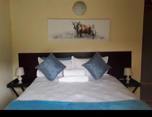 Giường trong phòng chung tại Mphohali Guest House