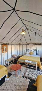 姆哈米德Stars camp的帐篷里有两张床的房间