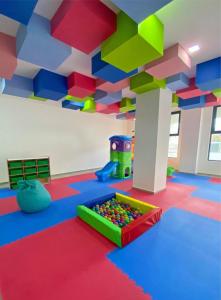 HérculesHome resort departamento exclusivo y céntrico的一个带有大型乐高墙的游戏室