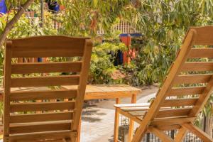 埃斯孔迪多港Casa Helechos的木椅,坐在木桌旁