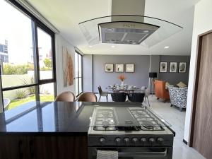 HérculesHome resort departamento exclusivo y céntrico的带炉灶的厨房和餐厅