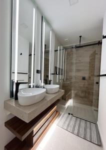 HérculesHome resort departamento exclusivo y céntrico的带两个水槽和淋浴的浴室