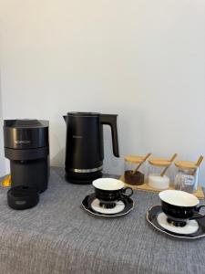 Příslušenství pro přípravu čaje a kávy v ubytování The Margs Hideaway Ensuite + 2 fotografie