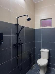 Gua SaiにあるTeratak AyahBonda l Lurah Bilutのトイレとシャワー付きのバスルーム