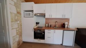 Kuchyň nebo kuchyňský kout v ubytování Studio confortable avec jardin