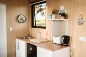 Η κουζίνα ή μικρή κουζίνα στο Rainbow Retreat X by Tiny Away