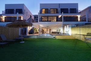 Swimmingpoolen hos eller tæt på וילה סירקל - Villa Circle