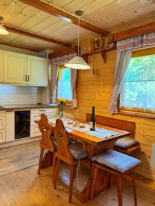 Kuchyň nebo kuchyňský kout v ubytování Chata U Hýka