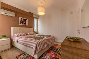 En eller flere senge i et værelse på Melissas Suites Lara