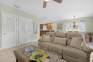een woonkamer met een bank en een tafel bij Coastline Comfort in Key West