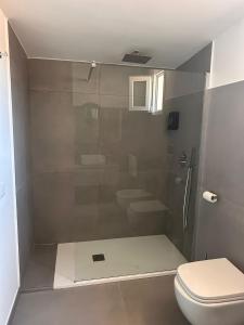 Ένα μπάνιο στο Royal View Apartment