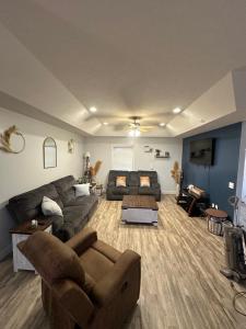 Posezení v ubytování Spacious Home with Pool book your stay!