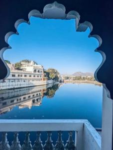 una vista del agua desde un balcón en The Haveli Stays Udaipur, en Udaipur