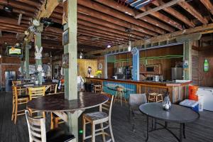 een restaurant met tafels en stoelen en een bar bij Coastline Comfort in Key West