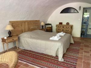 Un dormitorio con una cama con toallas. en Le Clarou Gîtes et chambres d'hôtes, en Valleraugue