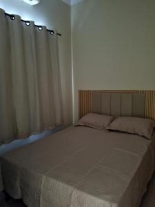 Casa de maria في بوا فيستا: غرفة نوم بسرير كبير مع ستارة