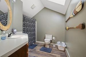 拉科尼亚Lakeview Escape - Beach Access & Balcony Views的带水槽和马桶的浴室 更多31张照片